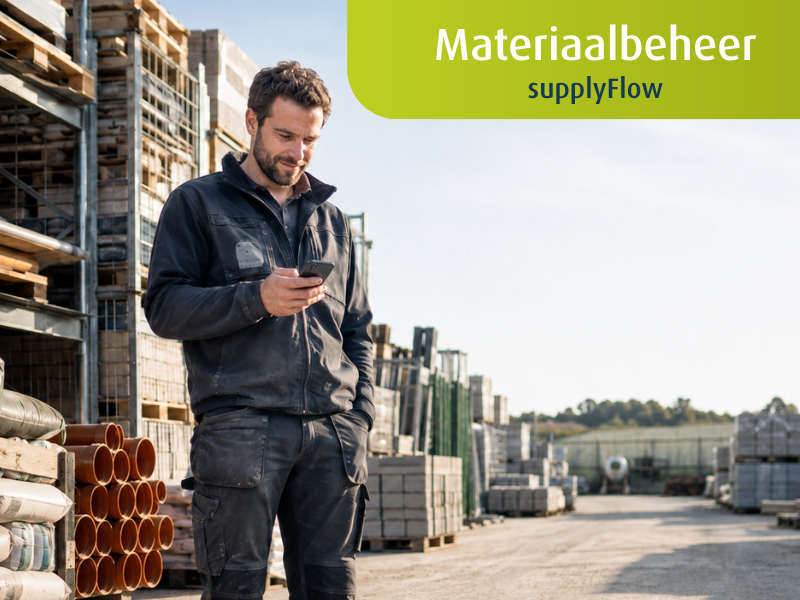 Medewerker op een opslagterrein voor bouwmaterialen gebruikt een smartphone. Rechtsboven staat de tekst „Materiaalbeheer – supplyFlow“.