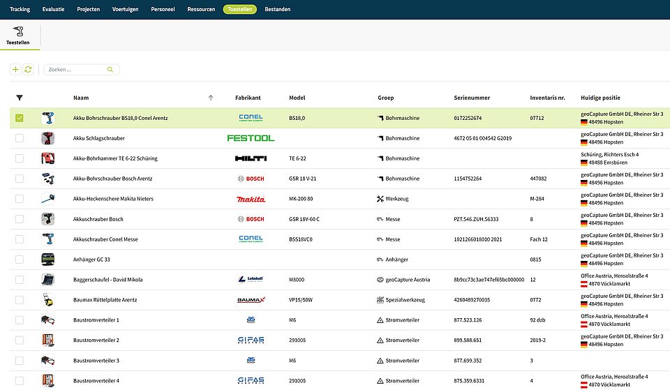 Digitale Inventarverwaltung mit übersichtlicher Darstellung von Werkzeugen und Maschinen. Die Software zeigt Hersteller, Modelle, Seriennummern, Inventarnummern und aktuelle Standorte in einer klar strukturierten Liste