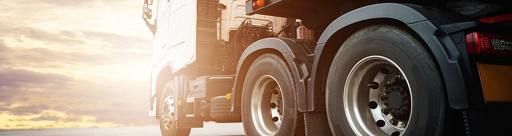 Lkw-Flotte im Sonnenaufgang – Fuhrparkmanagement und GPS-Ortung mit geoCapture.