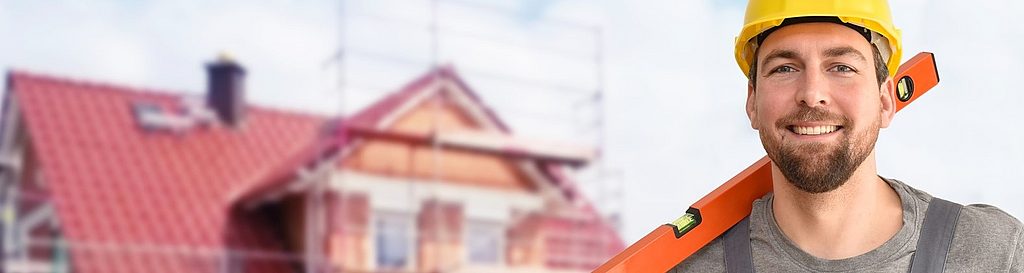 Handwerker steht vor einem Haus. GPS-Ortung im Handwerk