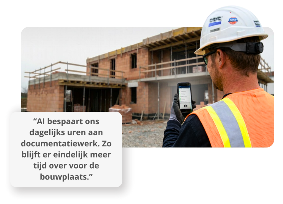 geoCapture klant op een bouwplaats met een mobiele telefoon in zijn hand