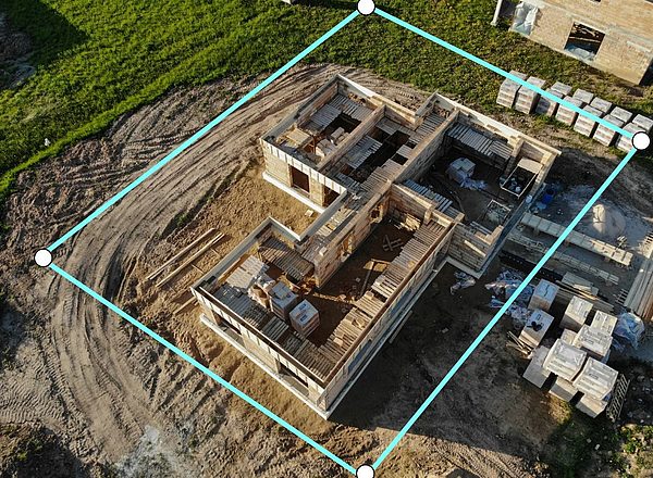 Luchtfoto van een bouwterrein omsloten door een digitaal hek