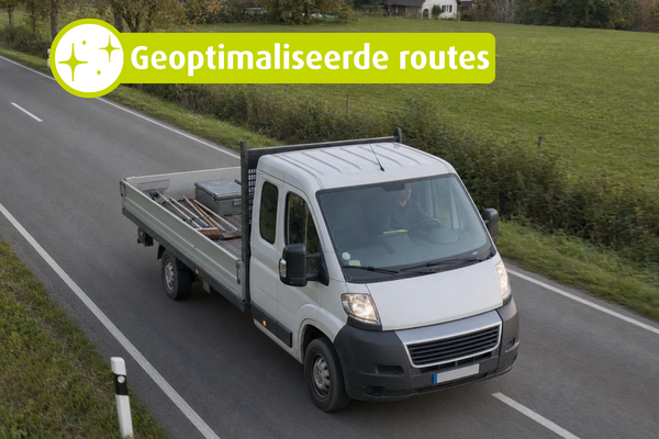 Witte bedrijfswagen met open laadbak rijdt over een landelijke weg. Tekst in beeld: „Geoptimaliseerde routes“.
