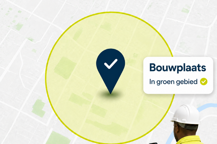 Kaartgrafiek met een groen gemarkeerd gebied en een locatiepin met vinkje. Daarnaast staat de melding „Bouwplaats – In groen gebied“, terwijl rechtsonder een bouwvakker met veiligheidshelm naar een smartphone kijkt.