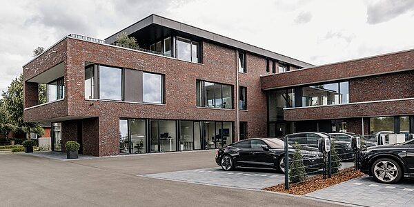 Kantoorgebouw van de buitenkant