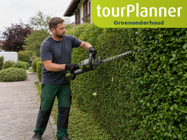 Man die met een elektrische heggenschaar een heg snoeit. Tekst in beeld: „tourplanner – Groenonderhoud“.